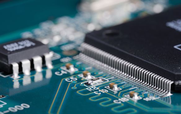 全球内存芯片供应紧张，AI需求驱动云厂商争抢长期产能