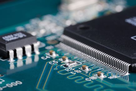 全球内存芯片供应紧张，AI需求驱动云厂商争抢长期产能